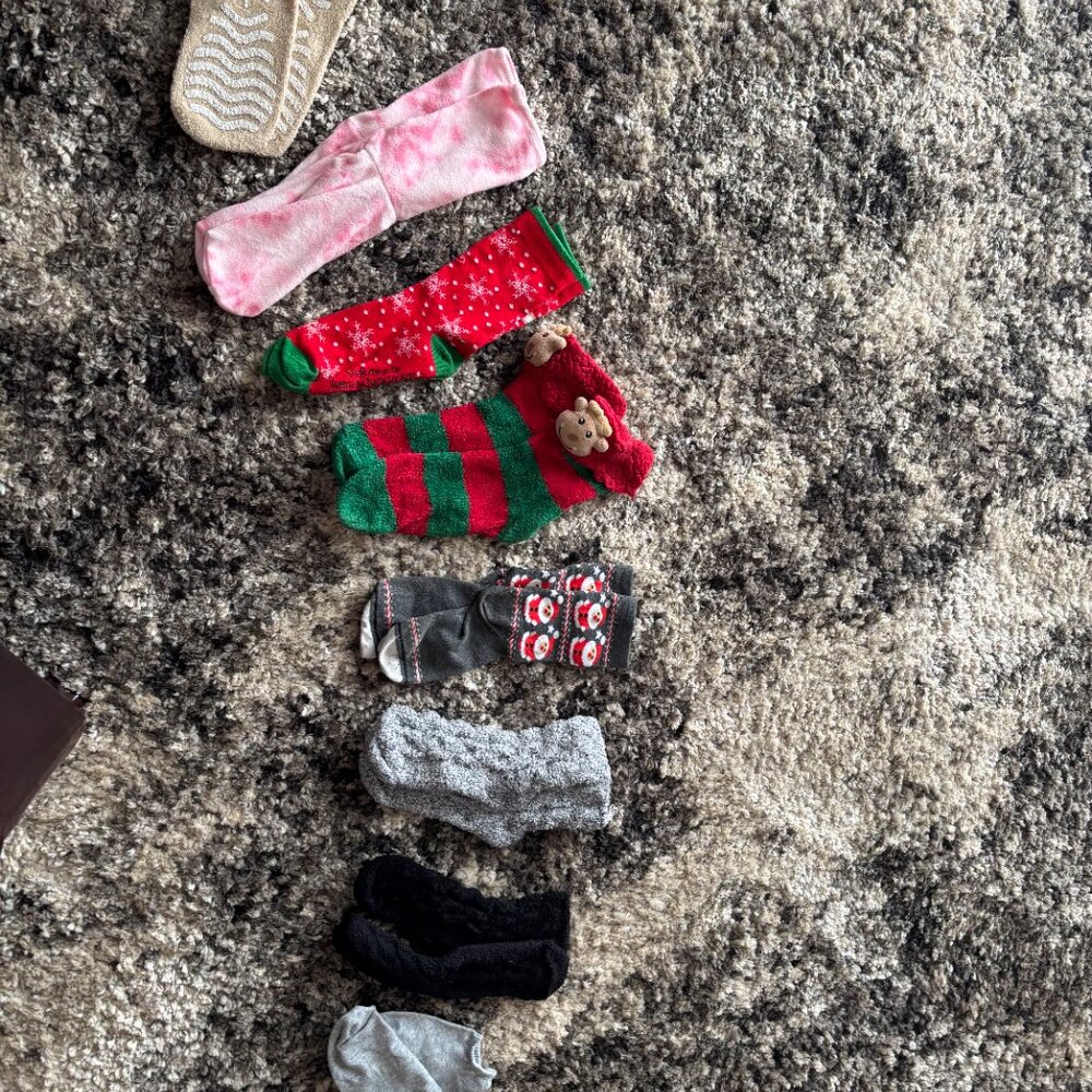 🧦 Mixed Lot of 8 Cozy Socks – Holiday, Fuzzy, Slip Resistant – One Size